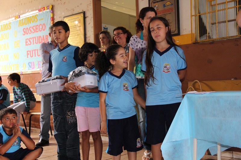  Administração continua entregando os uniformes escolares 